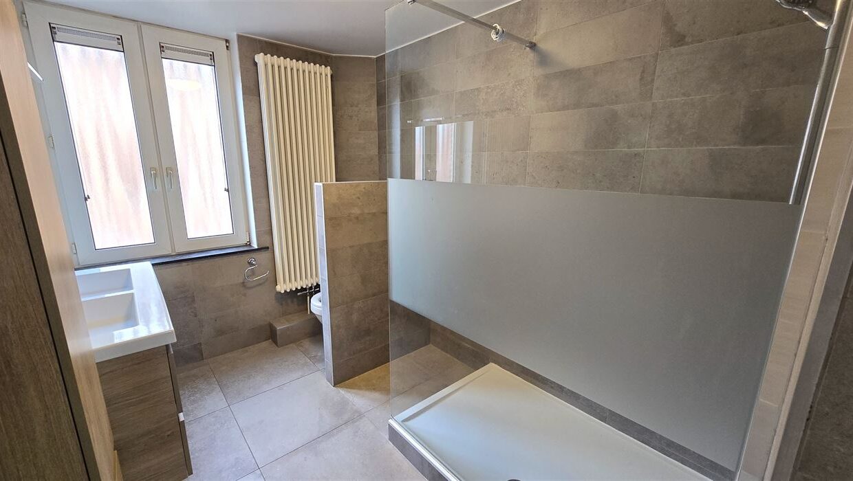 E1638977001535664258_4504OL